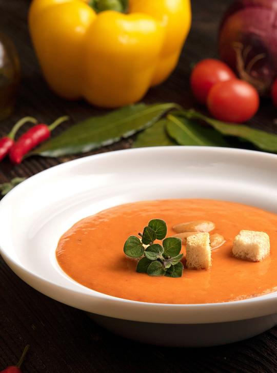 Crema de alubias con tomate y pimiento