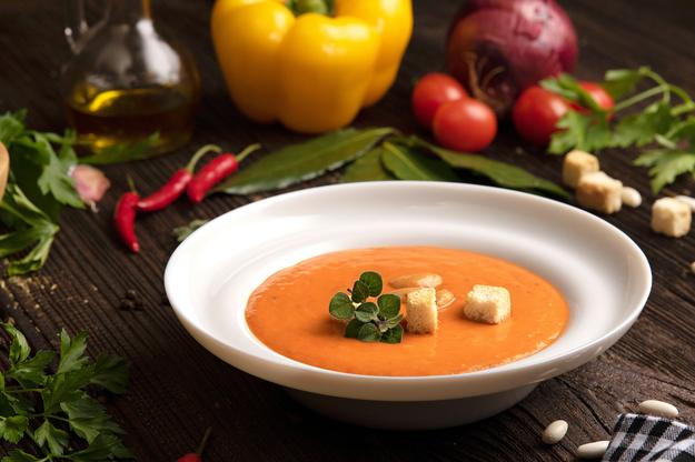 Crema de alubias con tomate y pimiento