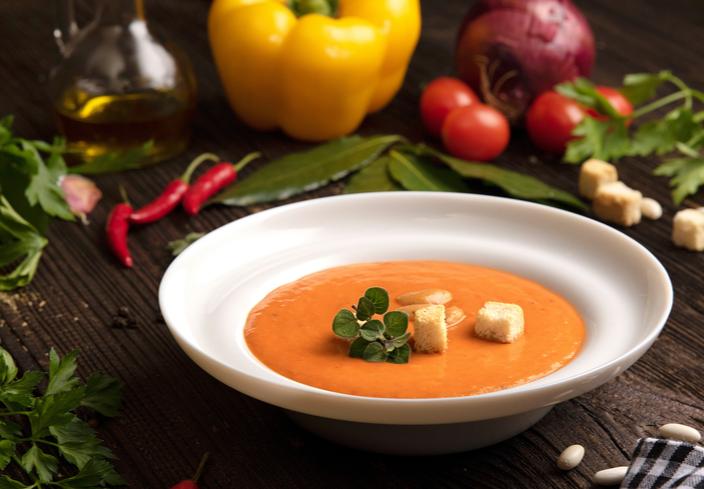 Crema de alubias con tomate y pimiento