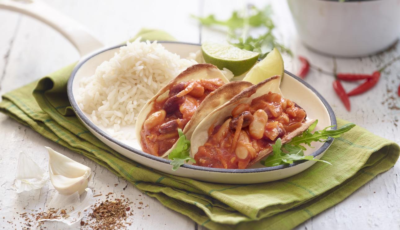 Chili de alubias blancas y rojas con obleas