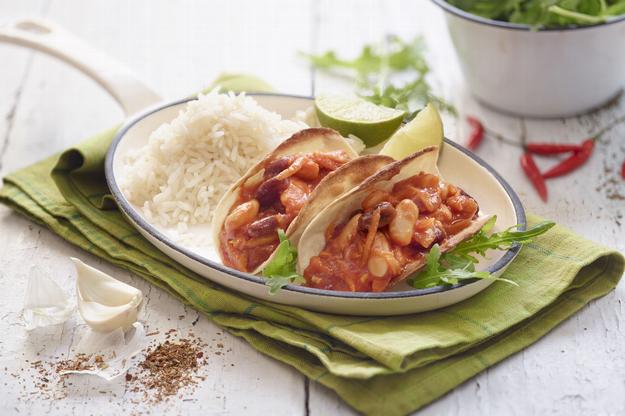 Chili de alubias blancas y rojas con obleas
