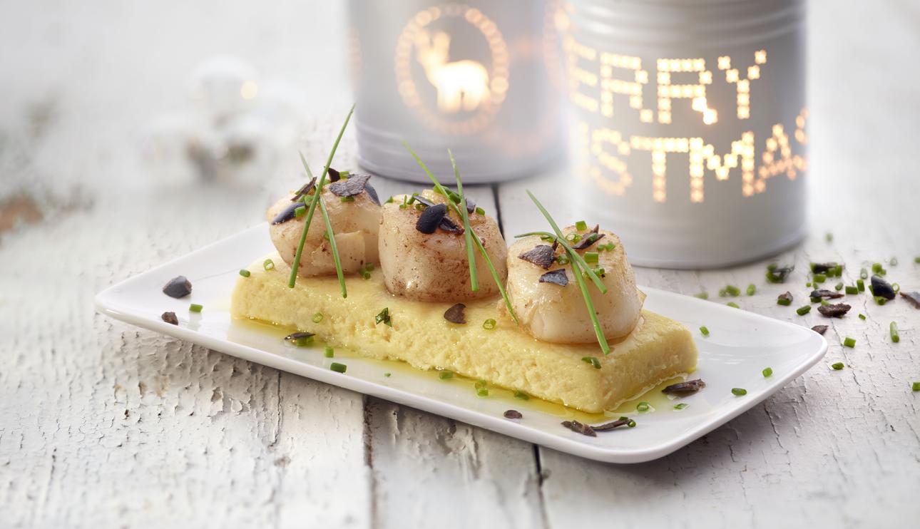 Vieiras con puré de patatas y aceite de trufa