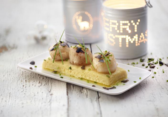 Vieiras con puré de patatas y aceite de trufa