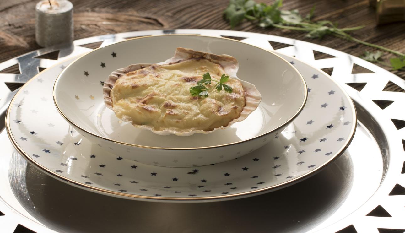 Conchas de vieiras y puré de patatas gratinadas al horno