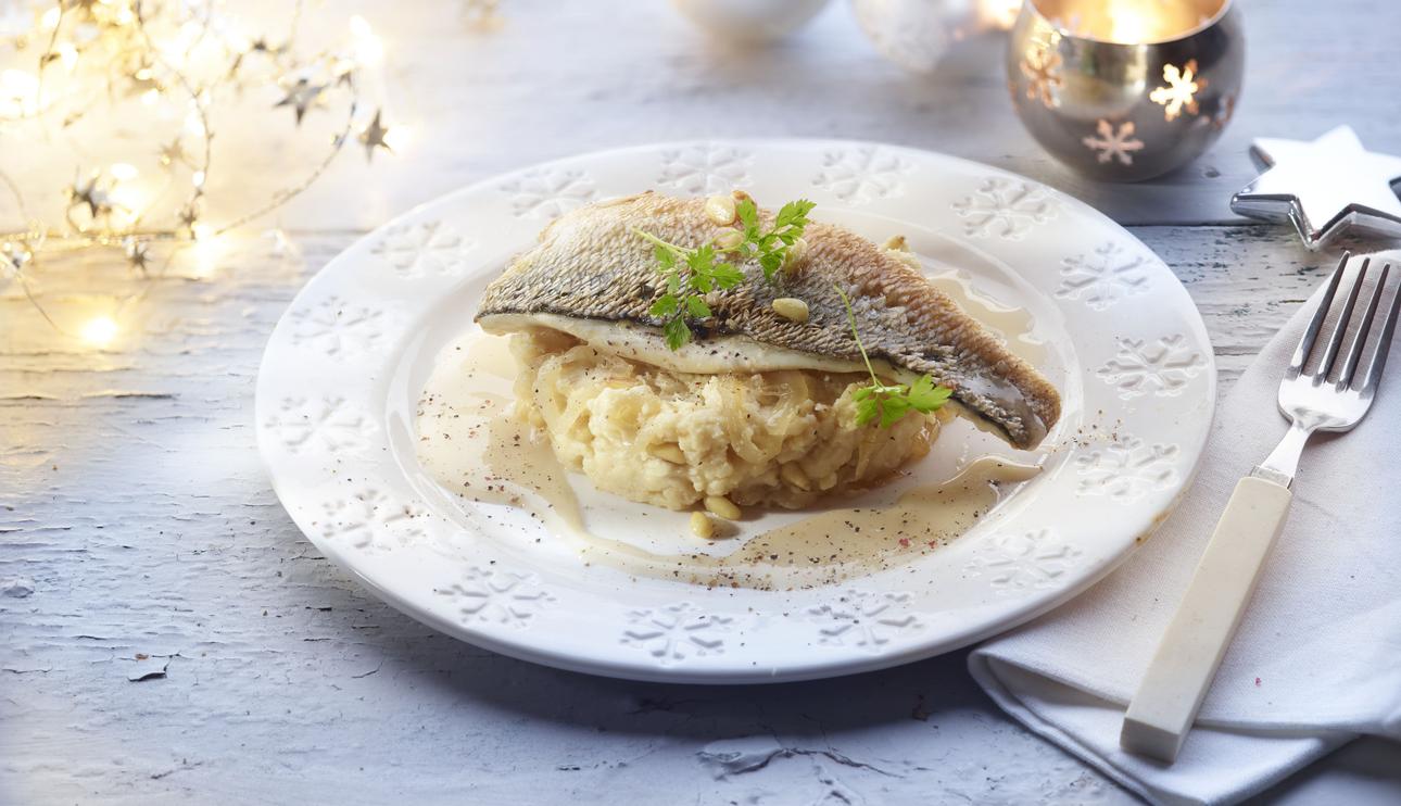 Lubina con puré de patatas y cebolla caramelizada