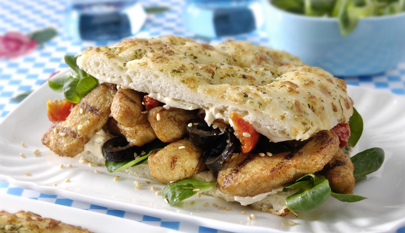 Bocadillo vegetal con pan de pita y bocaditos