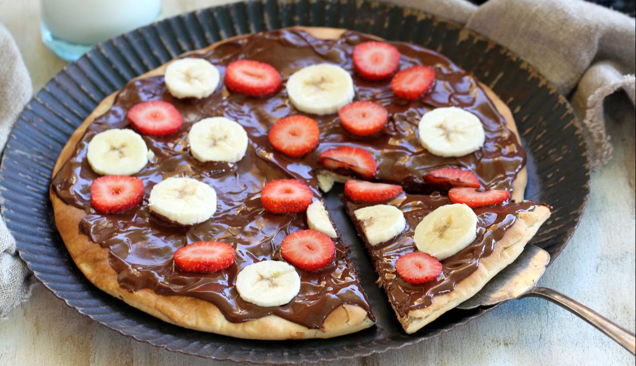 Pizza de chocolate con fresones y plátanos