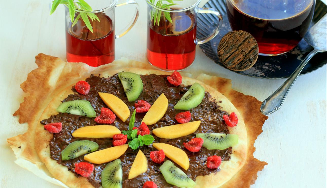 Pizza de chocolate con fruta fresca