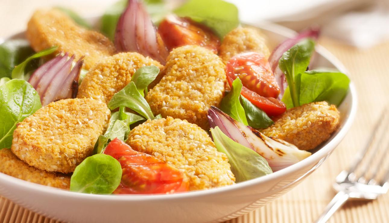 Ensalada tibia con nuggets veganos