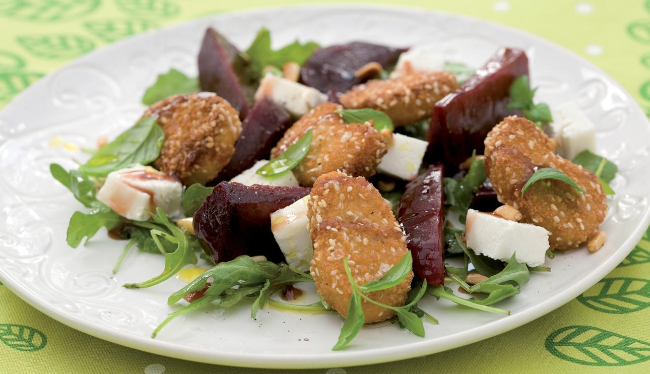 Ensalada de nuggets con remolacha y queso de cabra