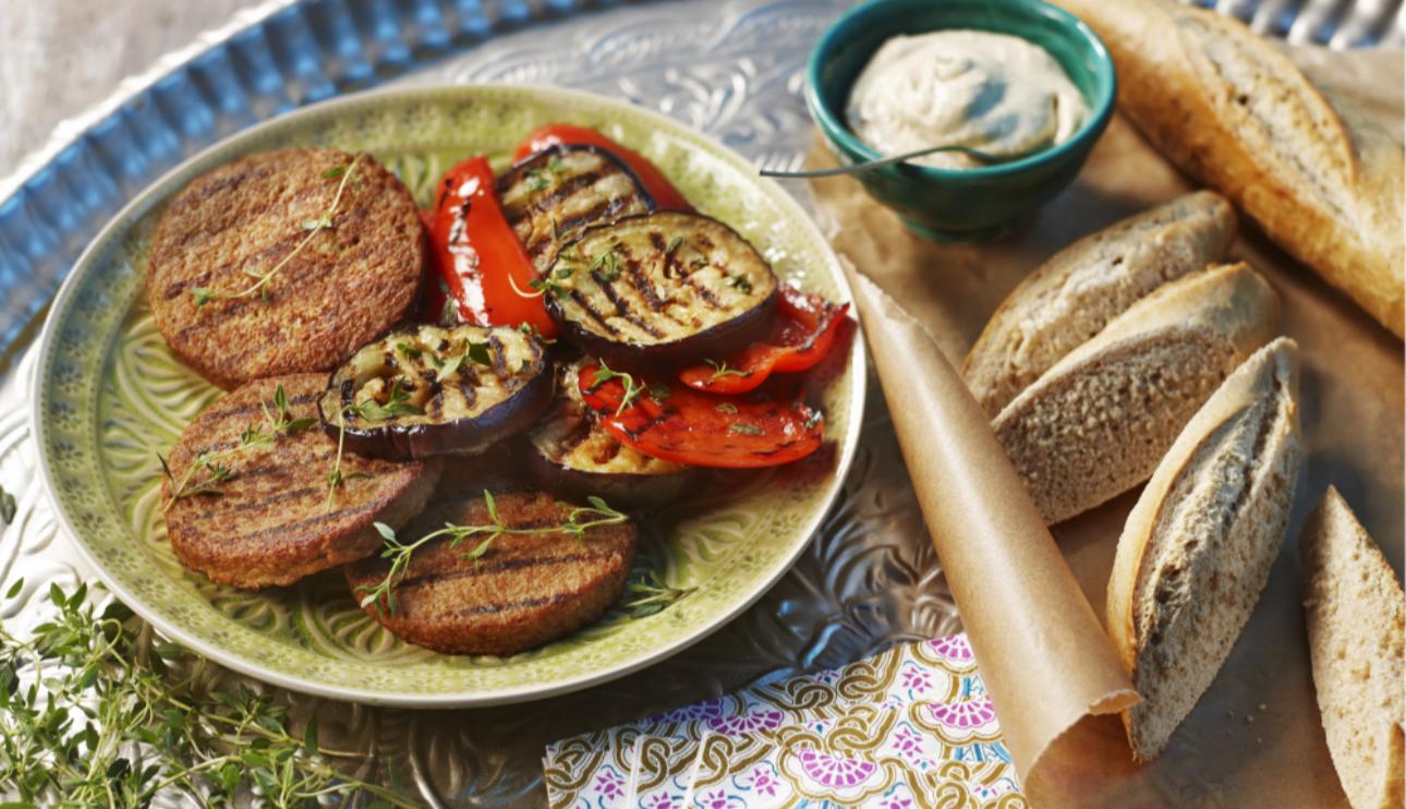 Classic Burger con verduras asadas, hummus y pan
