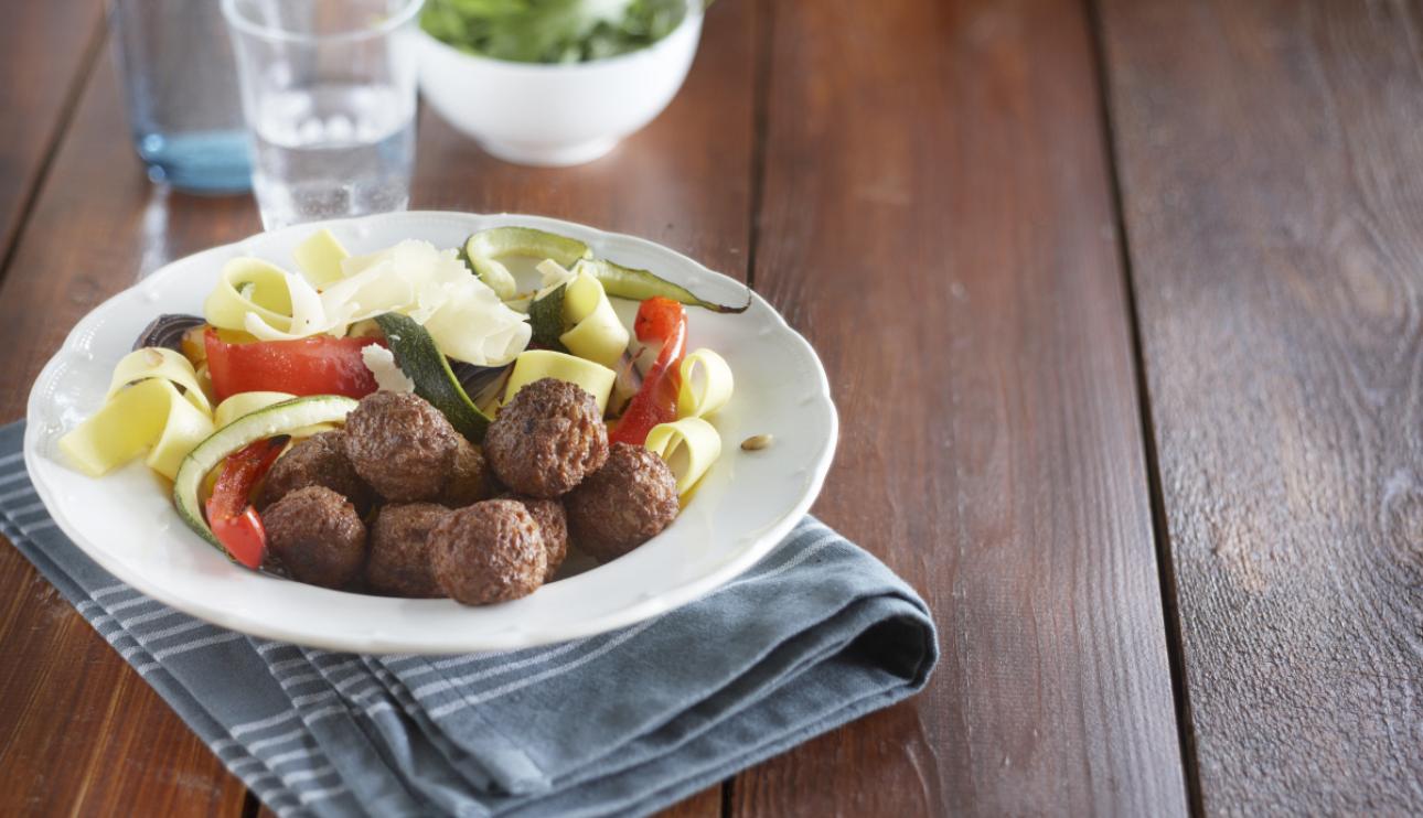 Albóndigas vegetarianas con pasta y verduras