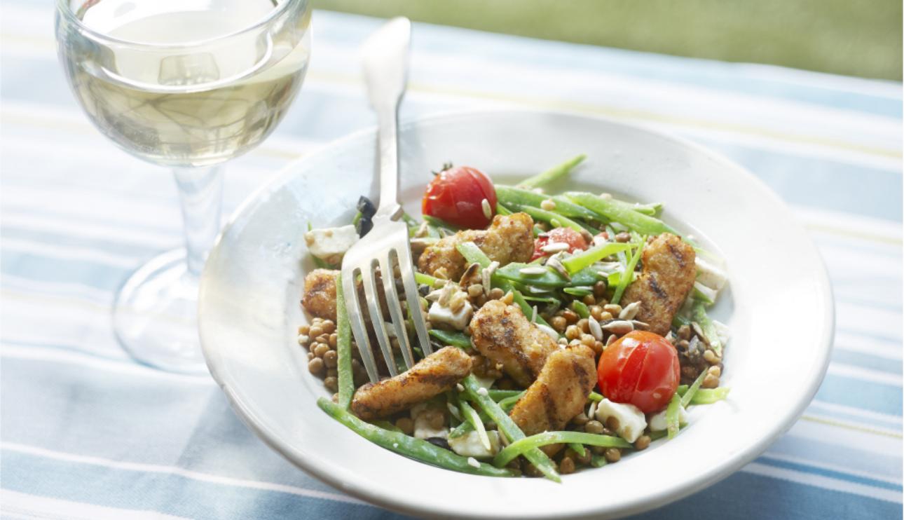 Ensalada de bocaditos con lentejas, judías verdes, tomates cherry, olivas y queso feta