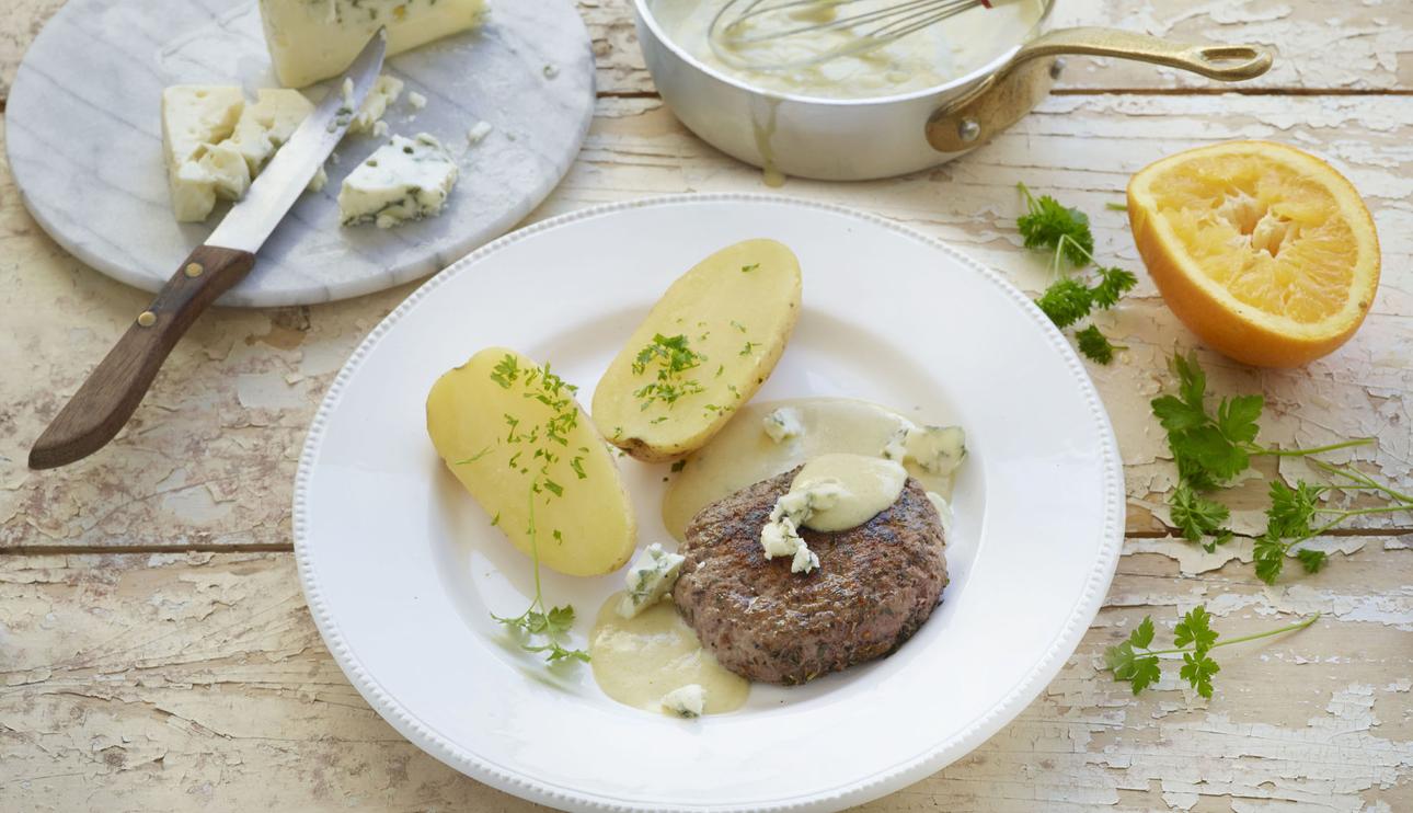 Hamburguesa con salsa roquefort y patatas a las finas hierbas