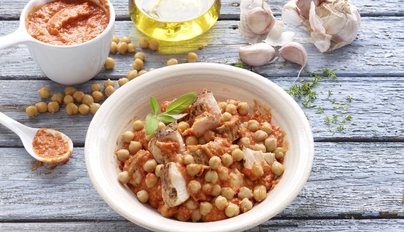 Ensalada de pollo con garbanzos y salsa romesco