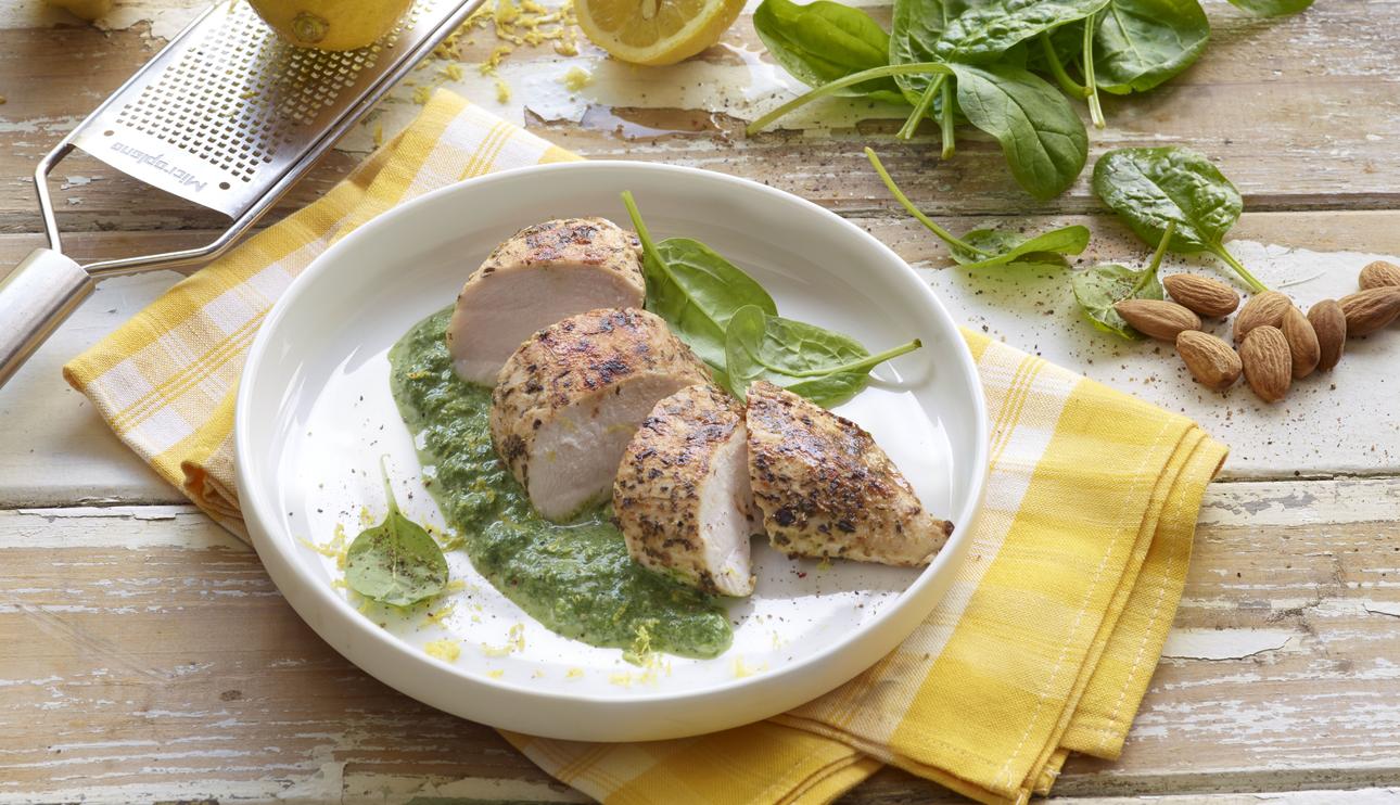 Pollo a las finas hierbas con crema de espinacas y limón