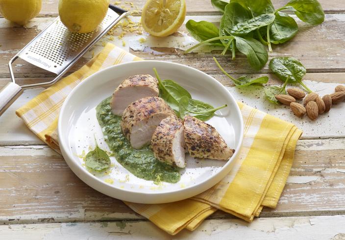 Pollo a las finas hierbas con crema de espinacas y limón