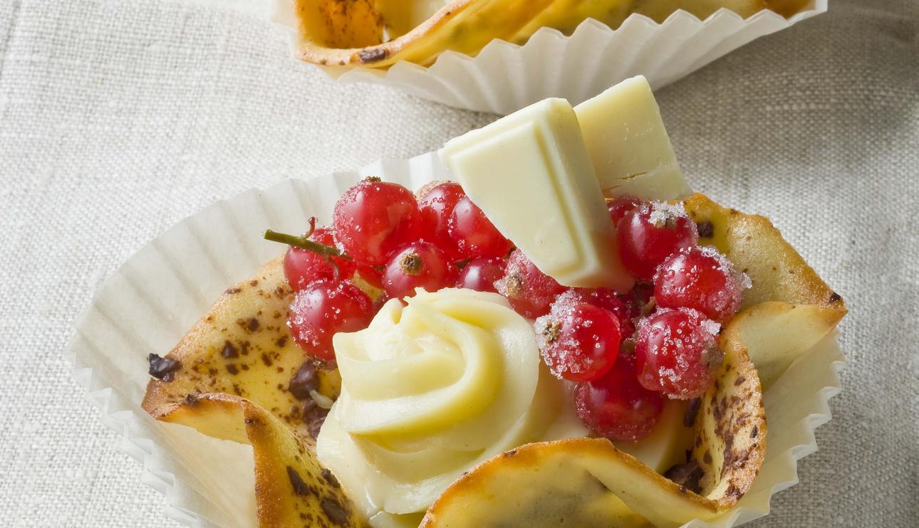 Corolas (o flores) crujientes con chocolate blanco y grosellas