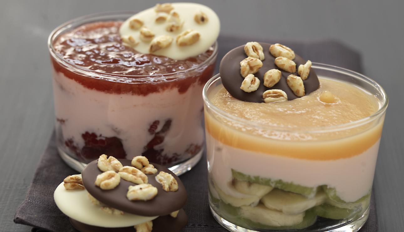 Vasos de frutas fresas-frambuesas y platano-kiwi