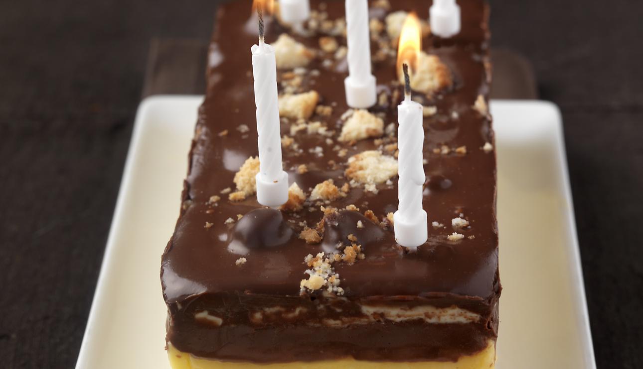 Pastel de chocolate, mango y coco
