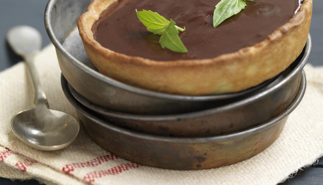 Tartaletas de chocolate con albahaca