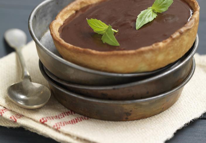 Tartaletas de chocolate con albahaca