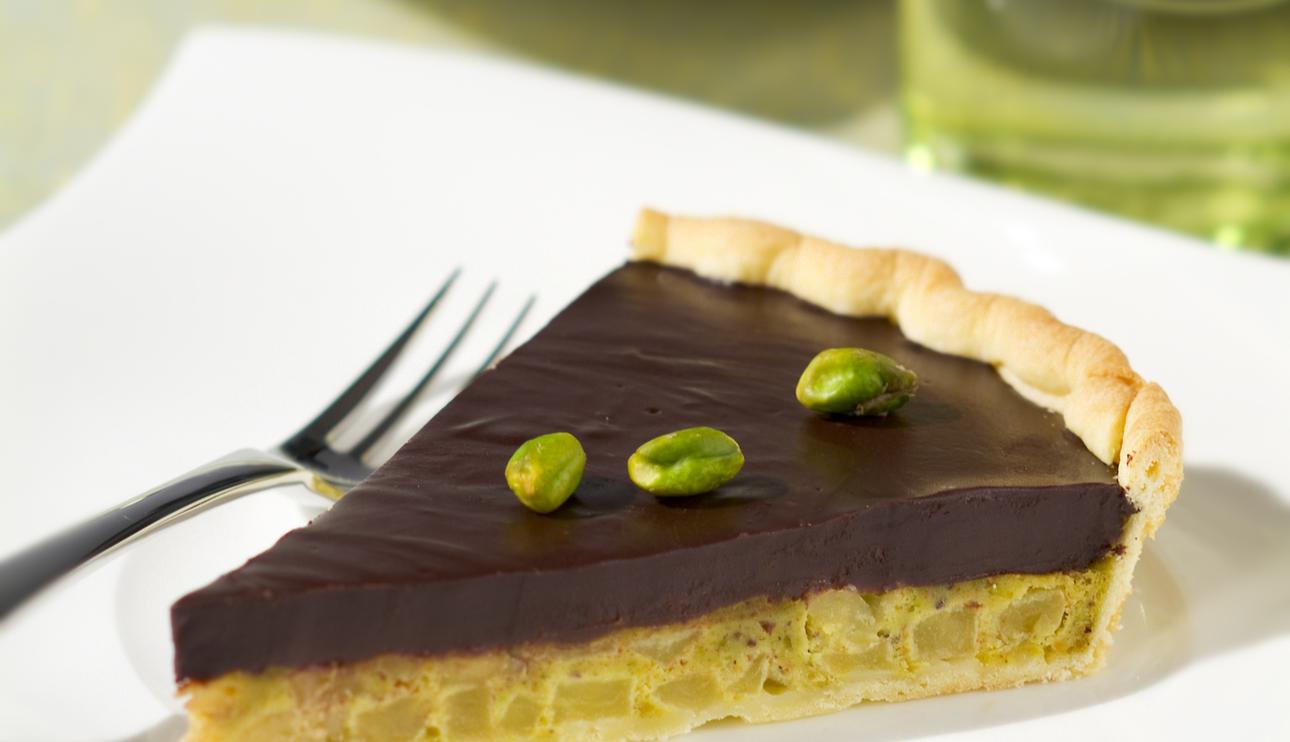 Tarta de manzana y pistachos con crema de chocolate