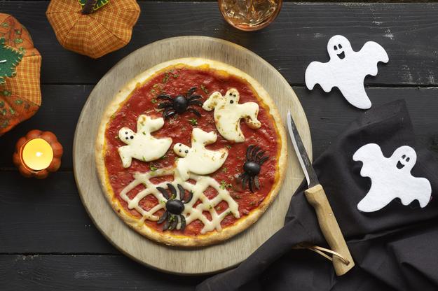 Pizza halloween de fantasmas y arañas