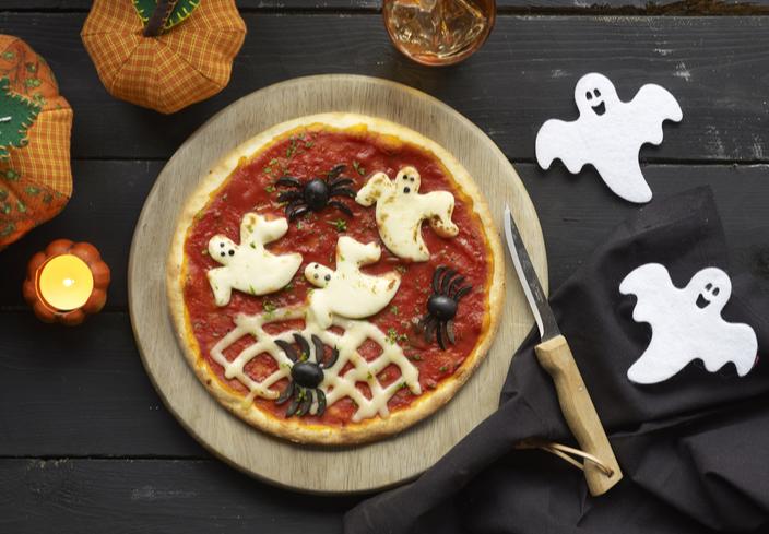 Pizza halloween de fantasmas y arañas