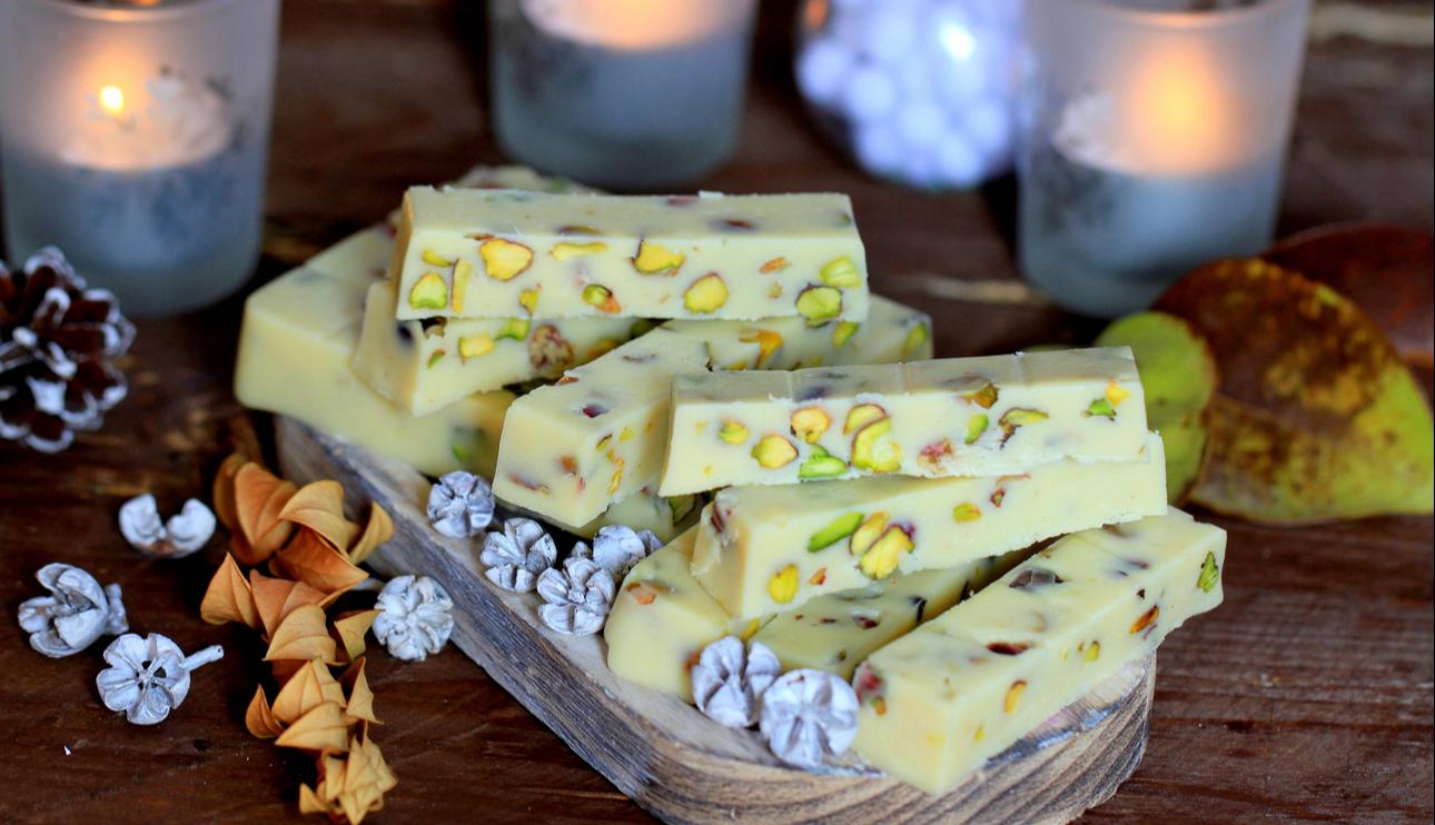 Turrón de leche condensada, chocolate blanco y pistachos