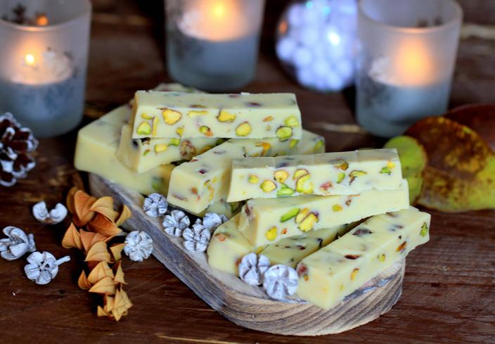 Turrón de leche condensada, chocolate blanco y pistachos
