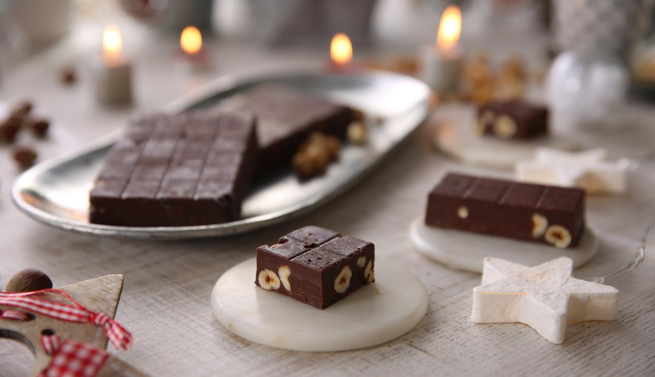 Turrón de leche condensada, chocolate y avellanas