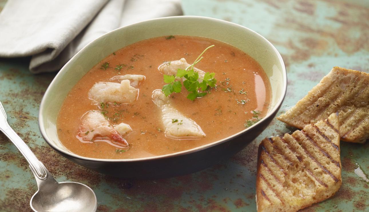 Sopa de pescado con tomate