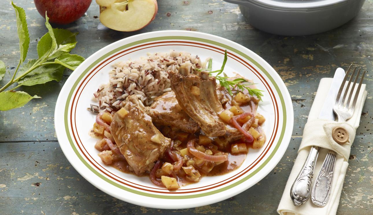 Costillas de cerdo al horno con sidra, manzana y canela