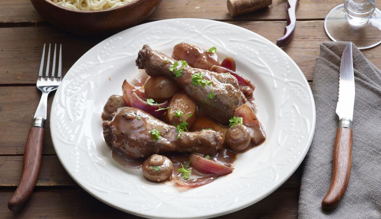 Pollo al horno con vino tinto, patatas y champiñones
