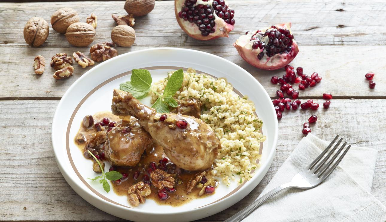 Pollo con nueces y granada al horno
