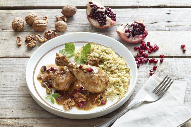 Pollo con nueces y granada al horno