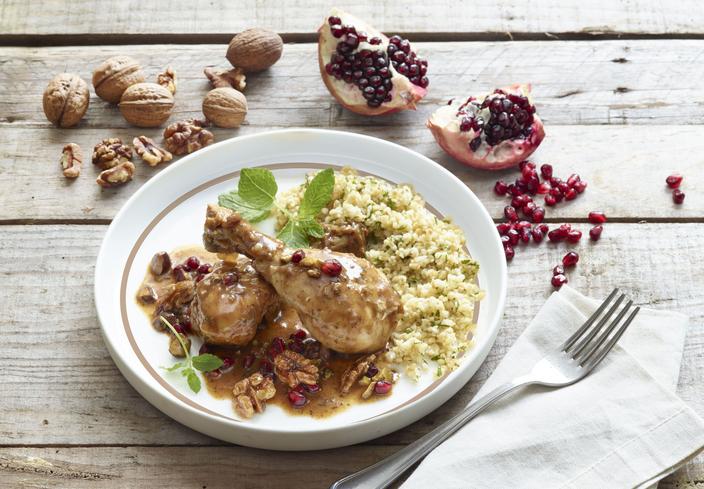 Pollo con nueces y granada al horno