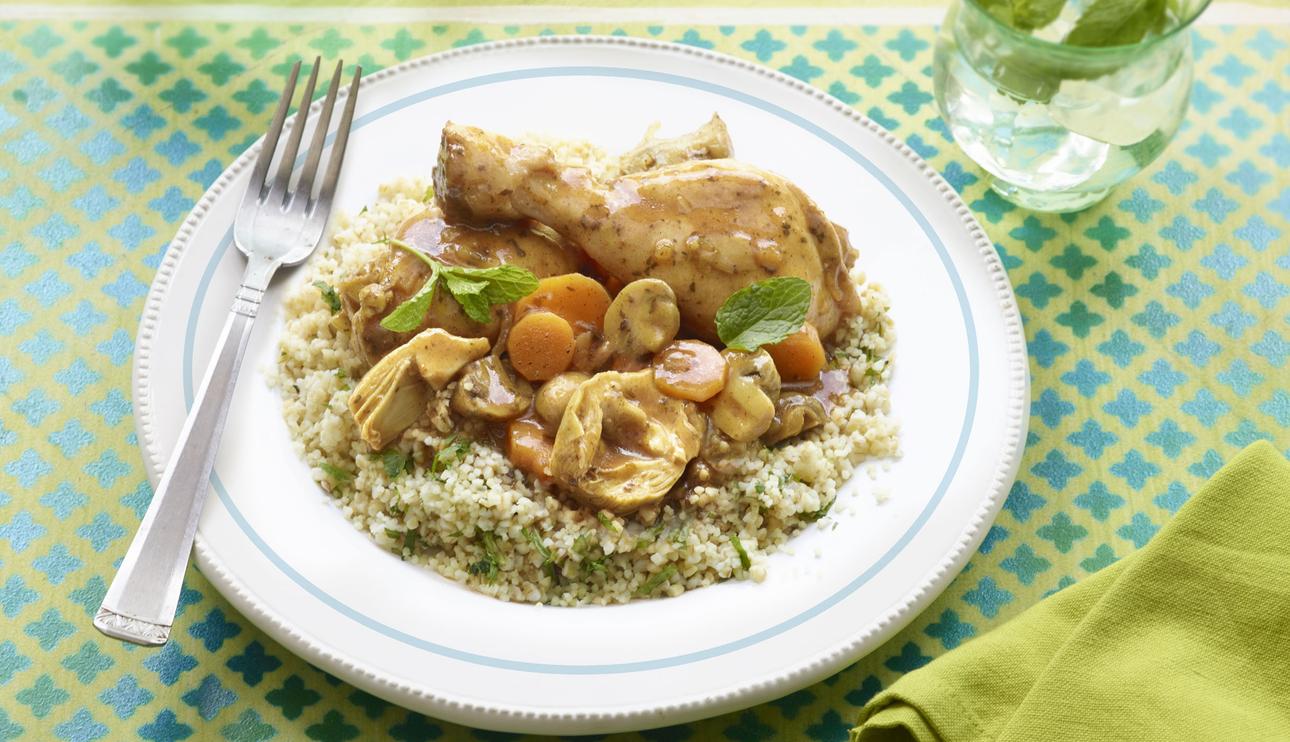Pollo al horno con alcachofas, champiñones y couscous