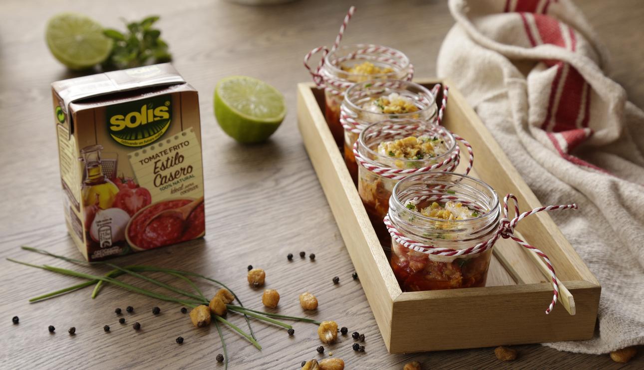 Aperitivo de tomate con pimiento, atún y cebiche de gamba