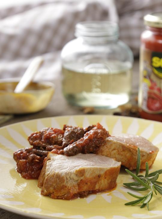 Solomillo de cerdo con salsa de tomate y setas