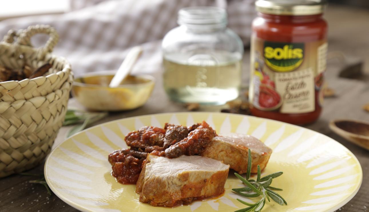 Solomillo de cerdo con salsa de tomate y setas