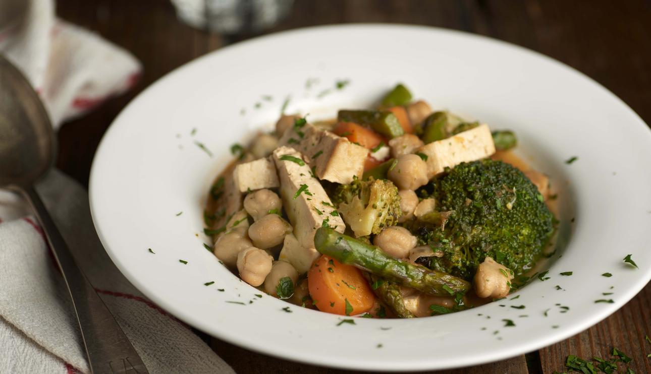 Estofado de verduras, garbanzos y tofu