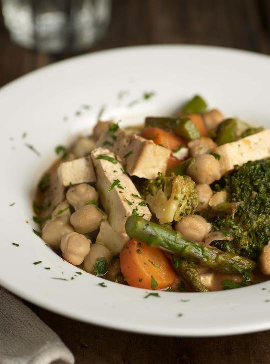 Estofado de verduras, garbanzos y tofu