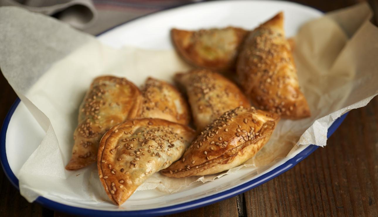 Empanadillas de tofu y espinacas (pasas, piñones y sésamo)