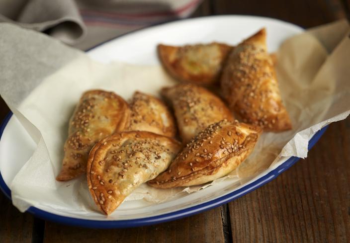 Empanadillas de tofu y espinacas (pasas, piñones y sésamo)