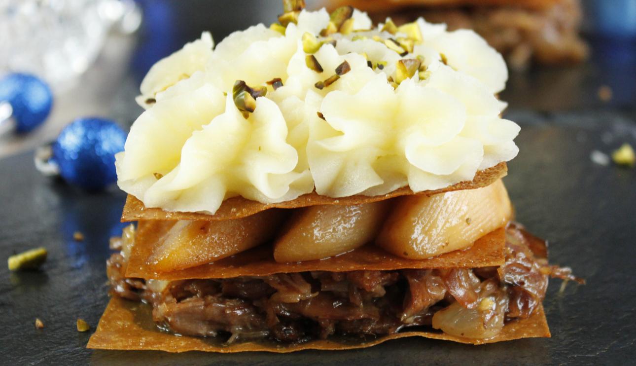 Milhojas de confit de pato con peras, puré de patatas y pistachos