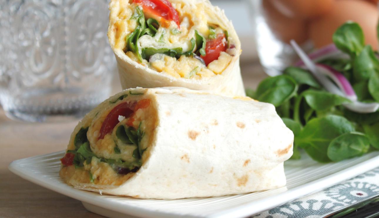 Wraps con huevos revueltos, rúcula y tomate