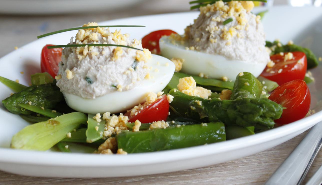 Ensalada de tirabeques y espárragos con huevos rellenos