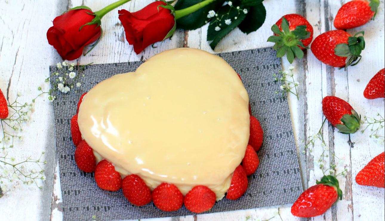 Pastel corazón de chocolate blanco y fresas